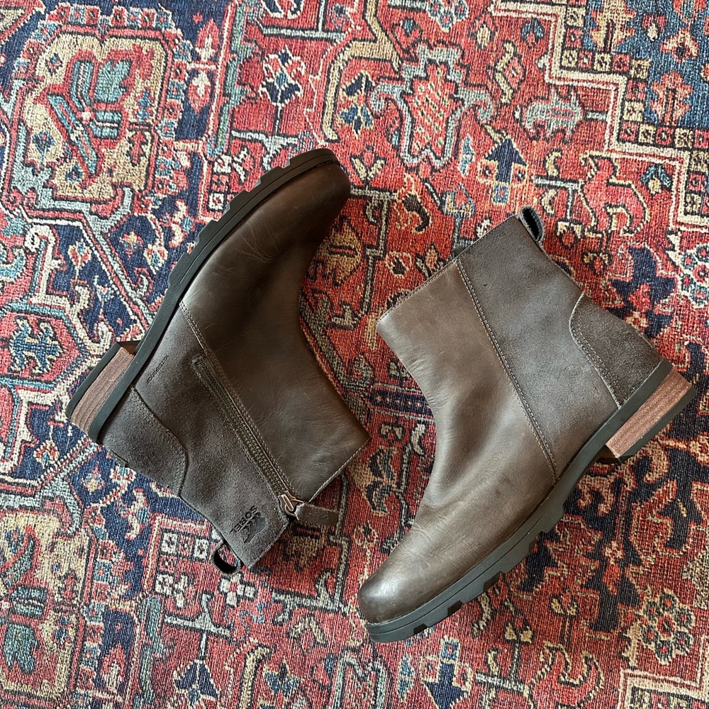 Sorel Emelie Boots Women's 10 Gray Nubuck Suede Waterproof Zip Lug Booties